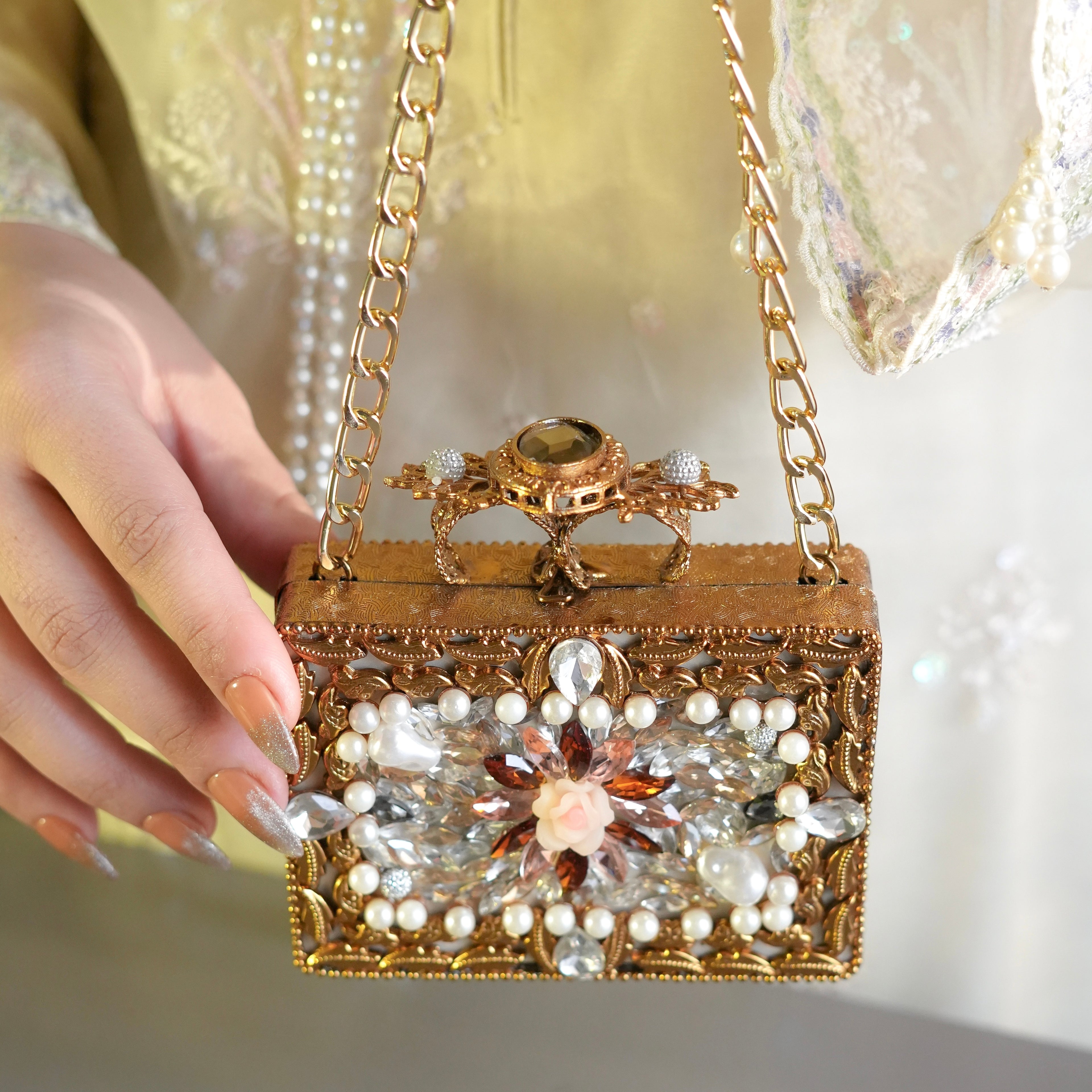 Hoor Kundan Clutch